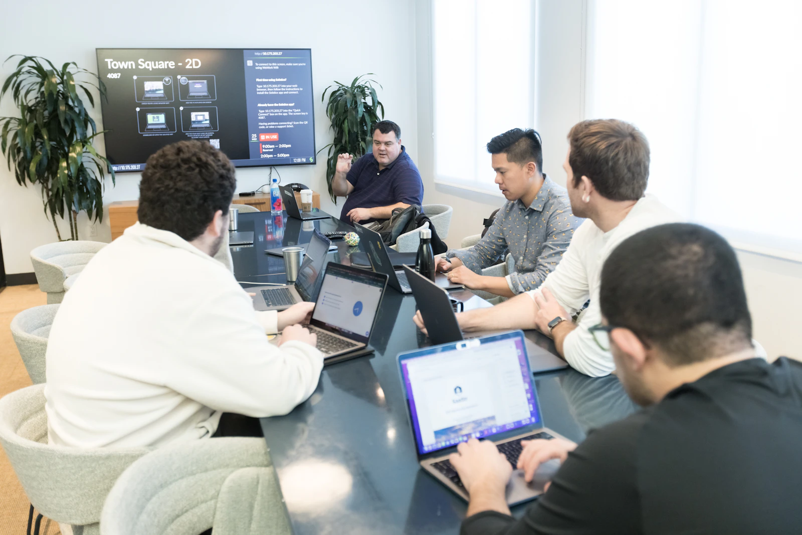 Équipe diverse en collaboration autour d'une table — formation et transmission