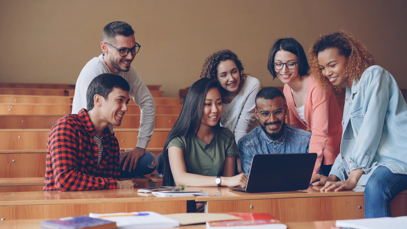 Étudiants en formation, collaboration autour d'un ordinateur — apprentissage pratique