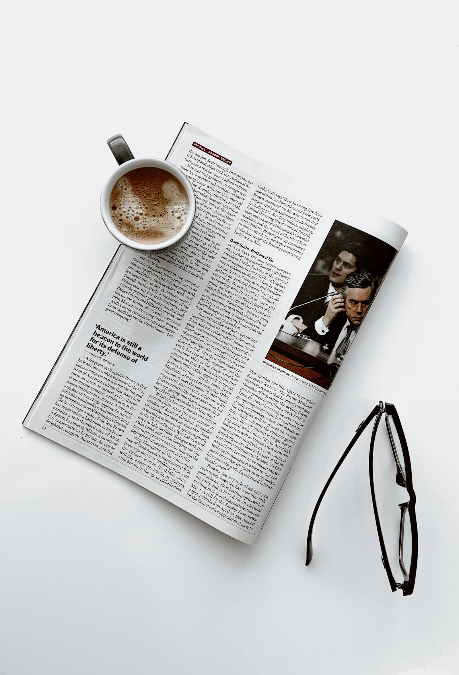 Lecture analytique — café et journal posés sur un bureau