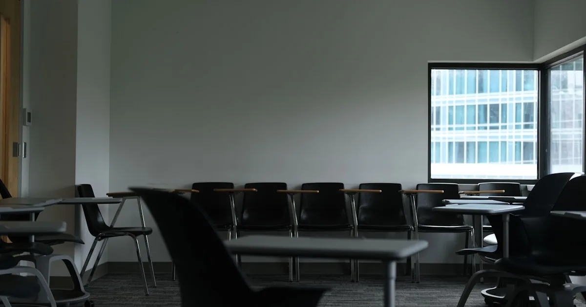 Salle de formation vide — contraction historique du marché français de la formation professionnelle