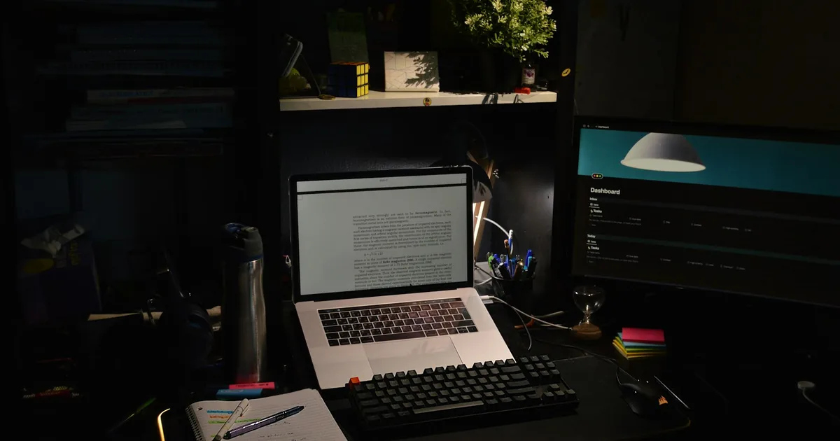 Gestionnaire d'organisme de formation devant un bureau nocturne couvert de documents et de tableurs, préparant tardivement son bilan pédagogique et financier (BPF) fin mai