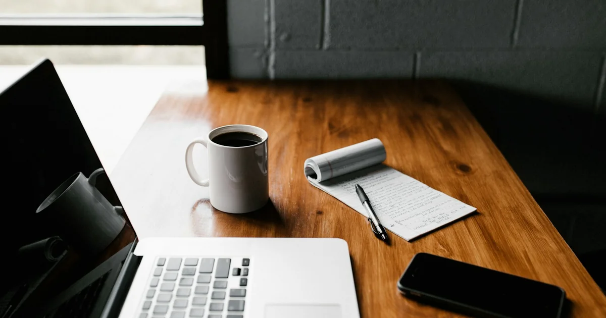 Apprenante concentrée devant un écran — charge cognitive et surcharge informationnelle