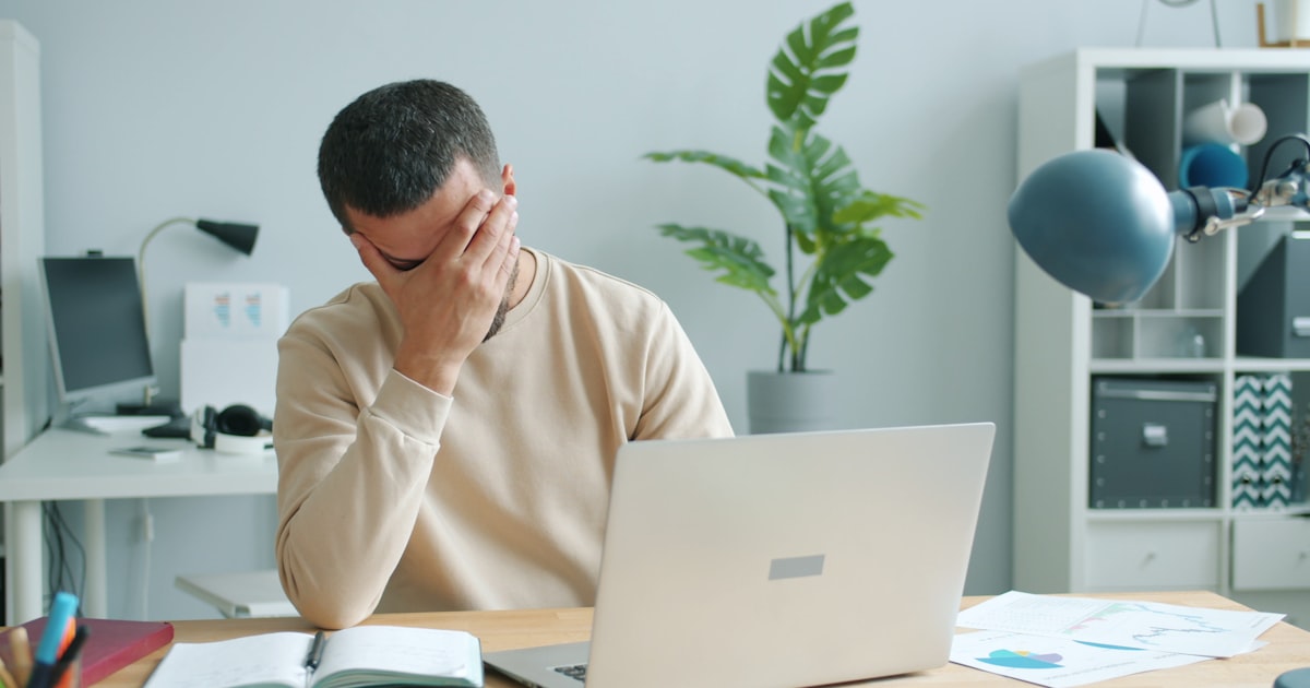 Personne fatiguée devant un ordinateur portable — le coût invisible de la fragmentation numérique dans la formation